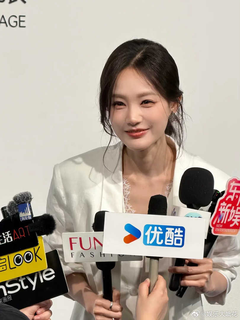 李一桐的脸真的好美哦感觉她人基本一直在组里，横店进进出出那么多站姐代拍，但一直没