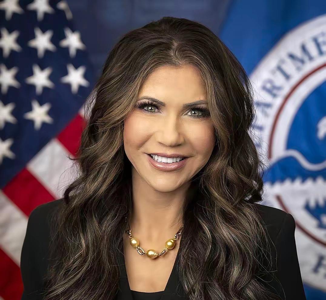 刚刚被特朗普解职的美国国土安全部部长克里斯蒂·诺姆今天发文说：“感谢总统特朗普任