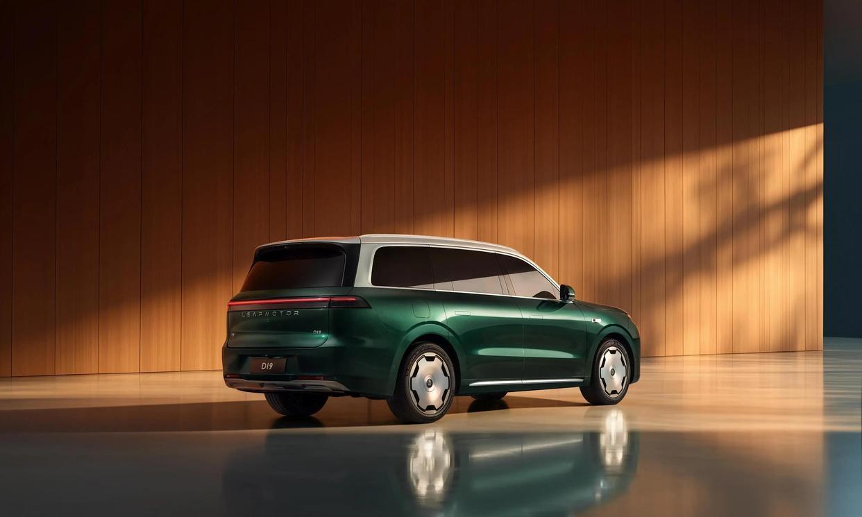 30万的车跌到25万，20万的杀进14万，这场价格屠杀正往我们面前走来。

过年