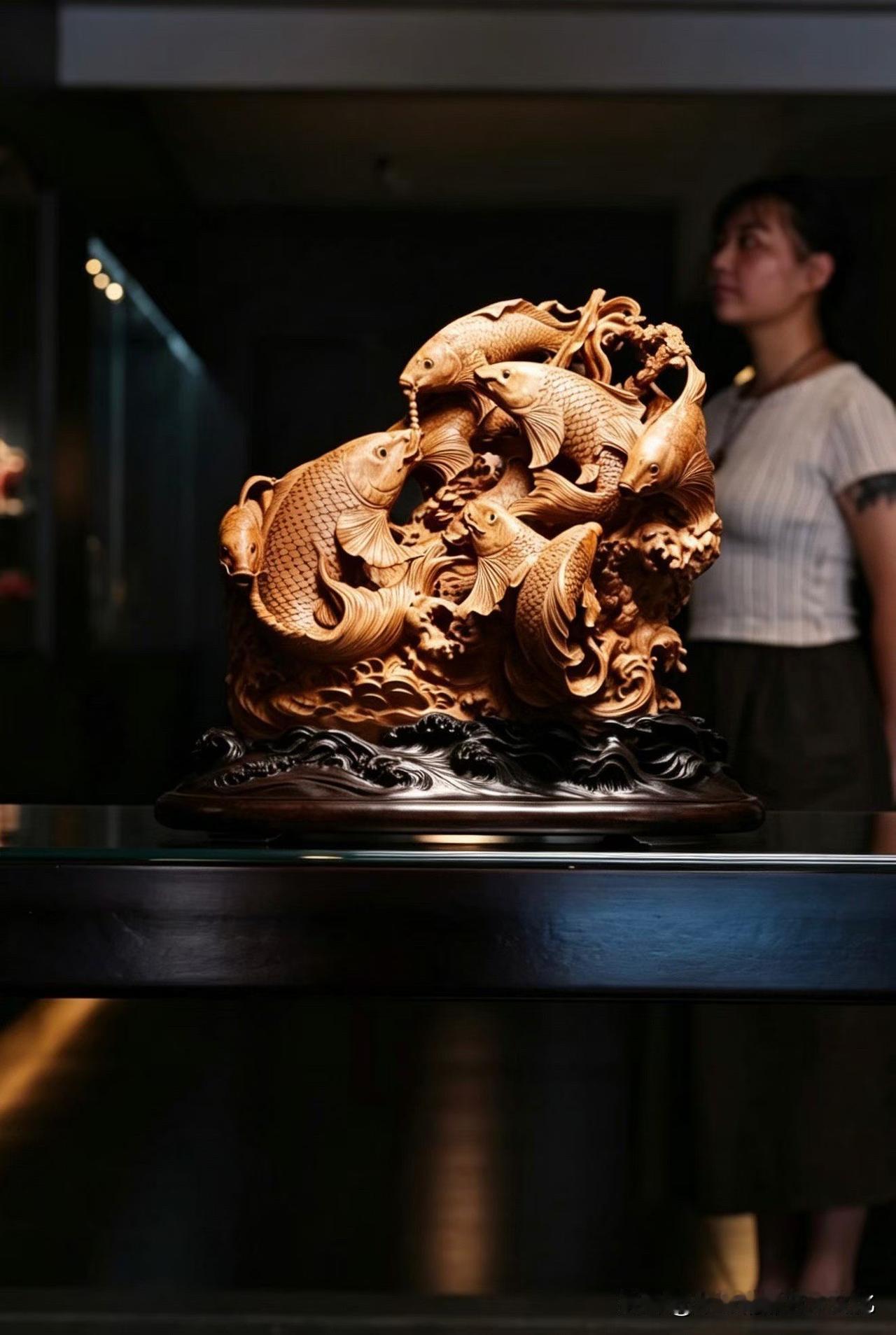 九鲤逐浪，檀香入境。

老山檀整料深琢，九尾游鱼姿态各异，须鳞细腻，鱼身起伏之间