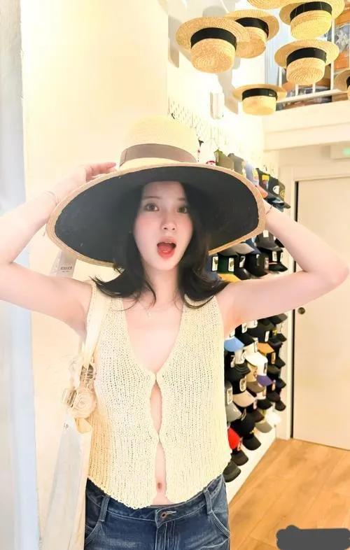 欧阳娜娜，什么时候开始换的赛道？已经改从可爱小女生换成性感小女人了。