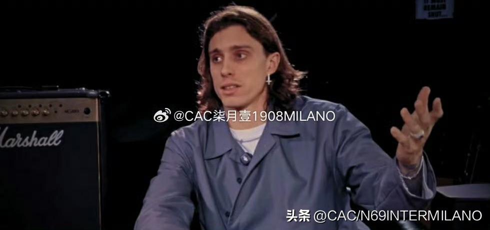 听我的国家队友说：
他们对齐沃赞不绝口，真替他们高兴，
在更衣室里齐沃受到了大量