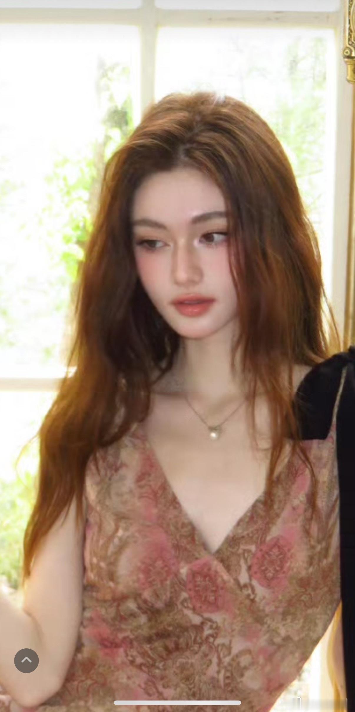 放大看 这个妆容的高光阴影和腮红怎么打 学习学习