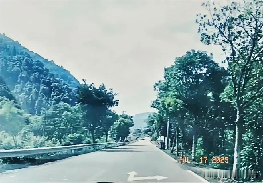 上联：浅浅深深河中水，有请下联浅浅深深河中水，高高矮矮山上树。