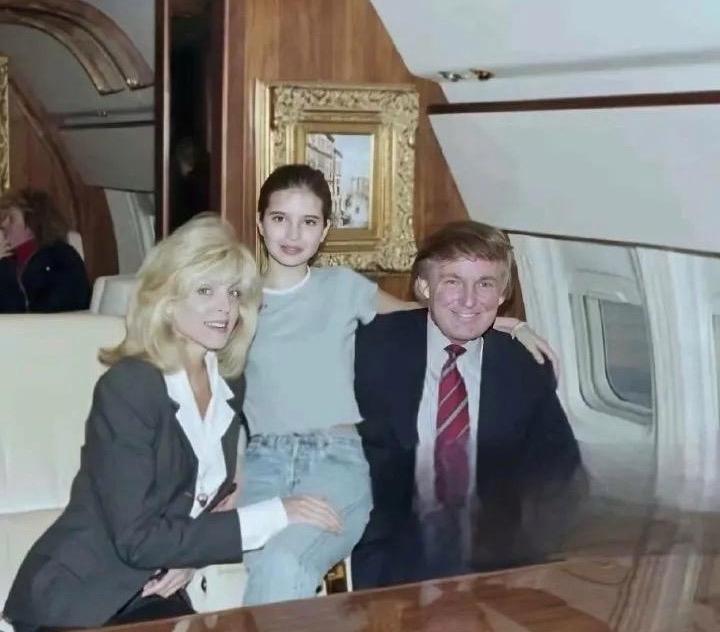 90年代，特朗普与家人在他私人飞机上的合影。唐纳德·特朗普，当时是知名房地产开发