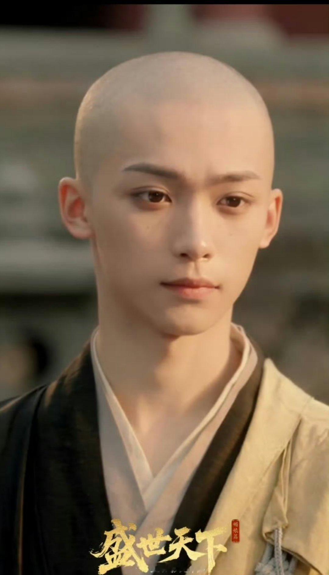 梓渝盛世天下光头造型，梓渝好可爱啊 光头也这么可爱[馋嘴][馋嘴]期待音乐节[么
