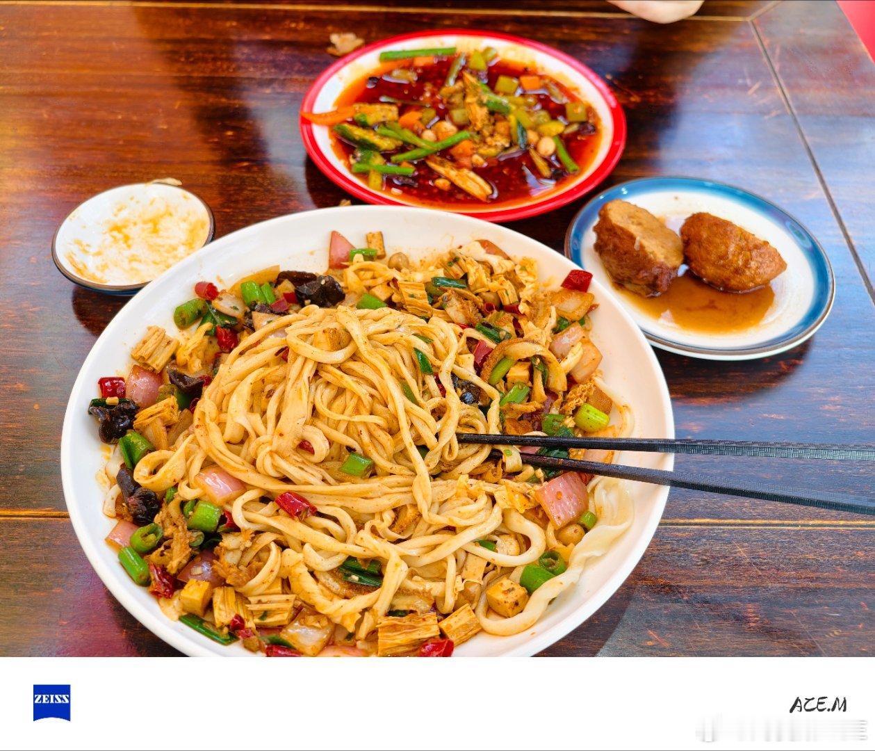 海南找了家面馆，爆肚面我寻思是西安的吧上来直接一盘，这怕有一斤吧？[裂开][裂开