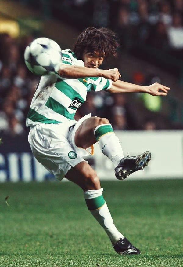 要说这两位是任意球大师，应该没有争议吧。

中村俊辅，巅峰时期在凯尔特人效力4年