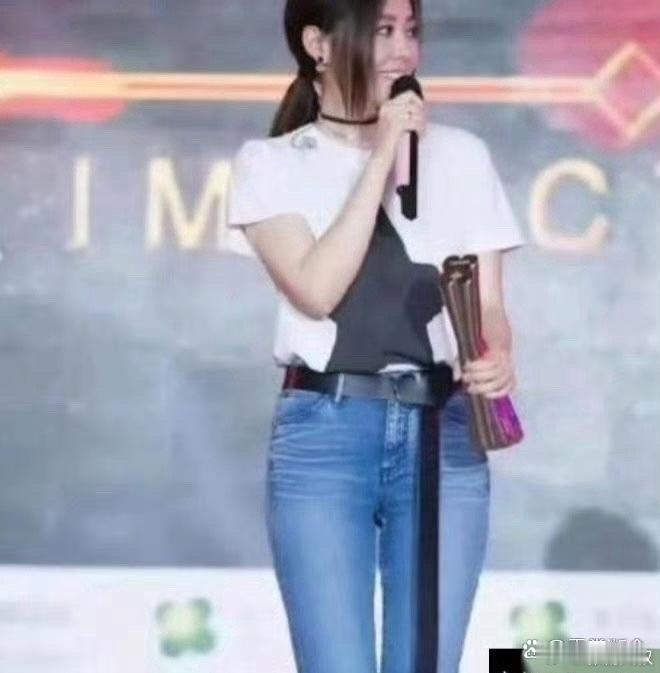 果然人靠衣装，张靓颖这个样子跟普通人没区别 