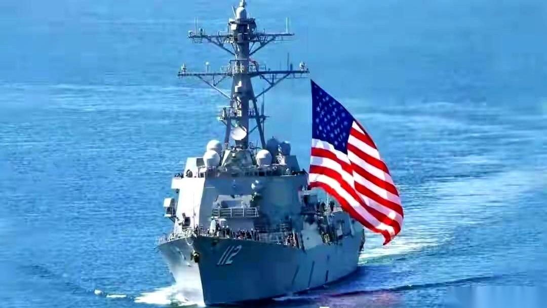 霍尔木兹海峡，美军一艘驱逐舰突然搞了个大动作。
没开火，没对峙，而是在船舷上，挂