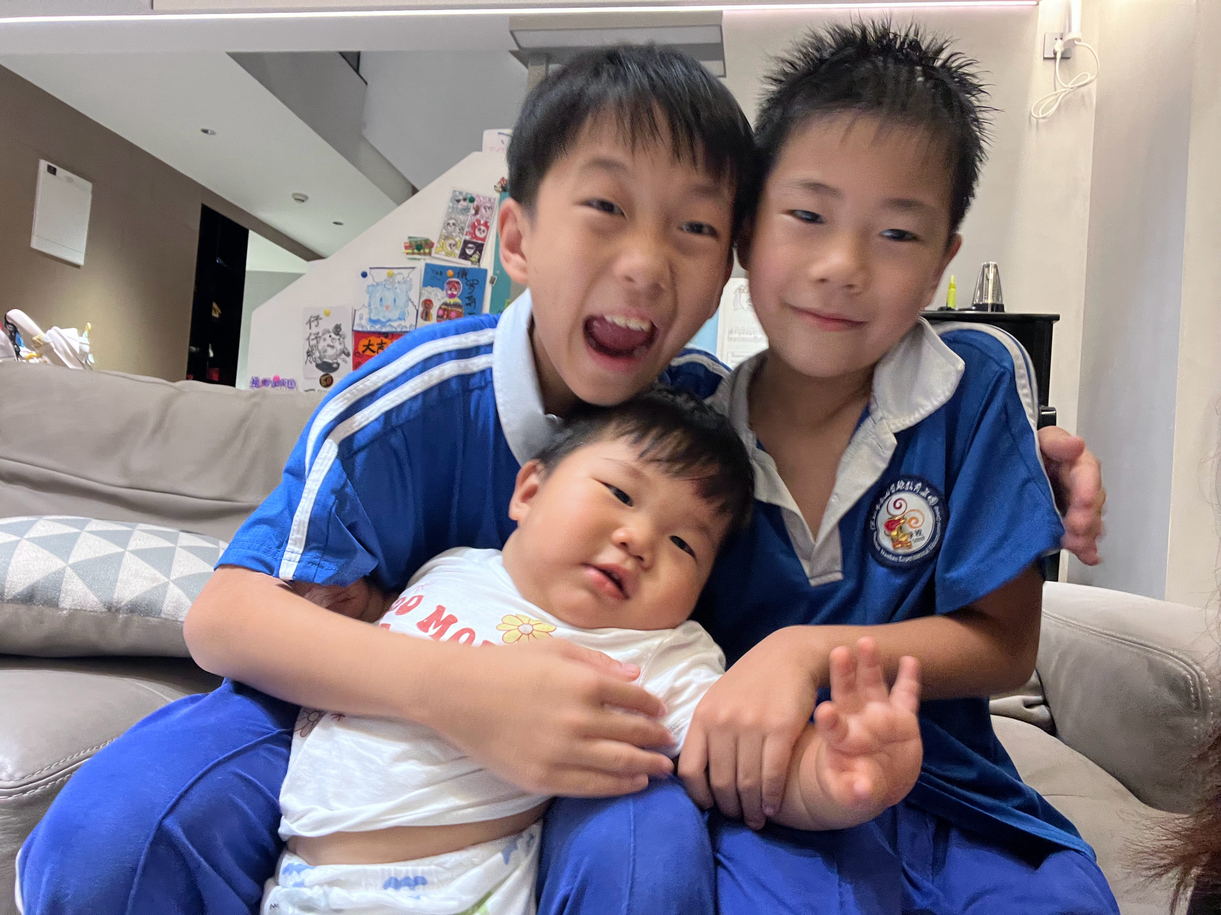 平时其实觉得他们也没有很像，但是一同框发现还真的是复制粘贴啊！不过我爸妈说一对比