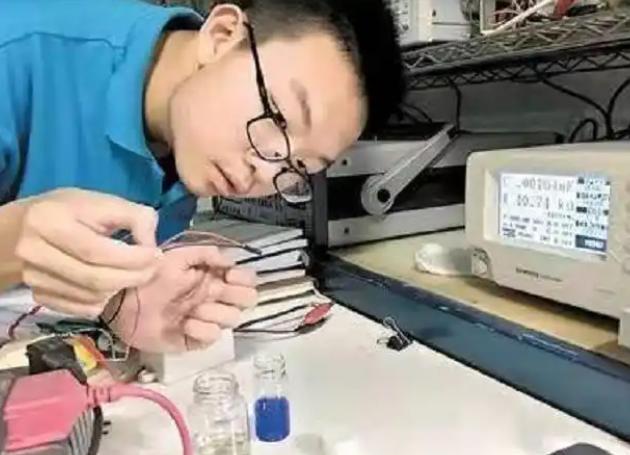 2003年，一个高中生脑洞大开，发明了一个叫“万能充”的东西，这玩意儿，不仅成为