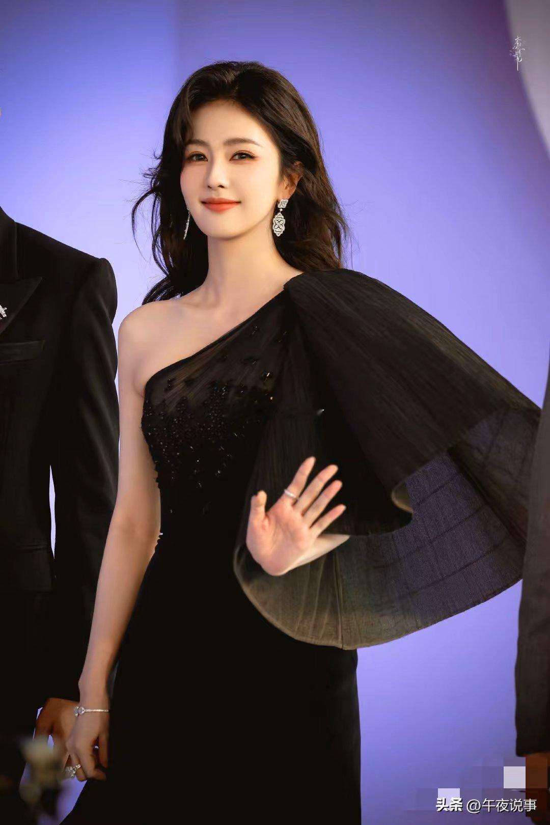 难怪白鹿要歇到明年四月，这事跟于正一毛钱关系没有，根源在合约敏感期。看这架势，她