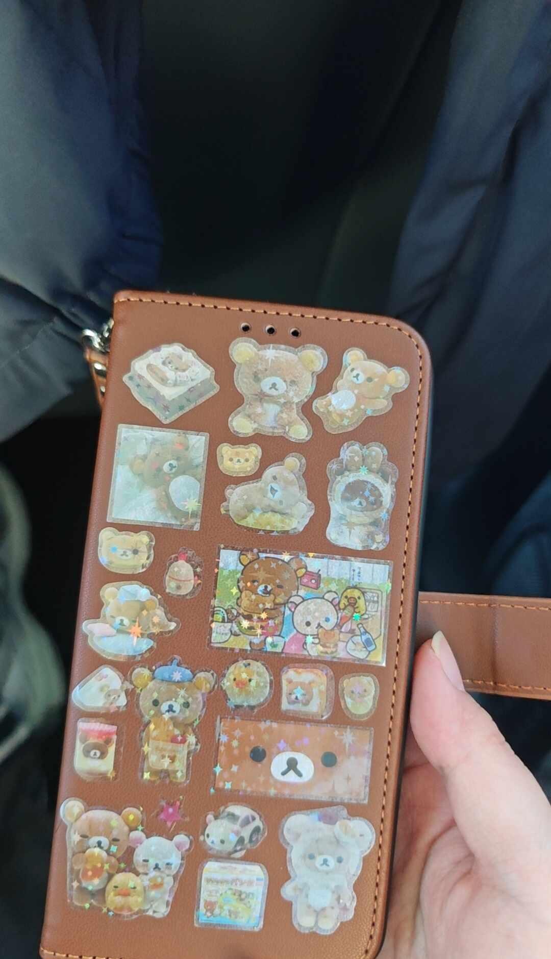 虽然很多人说土但是我还很喜欢的手机壳
主要是很实用，可以在里面放海苔，还能放证件