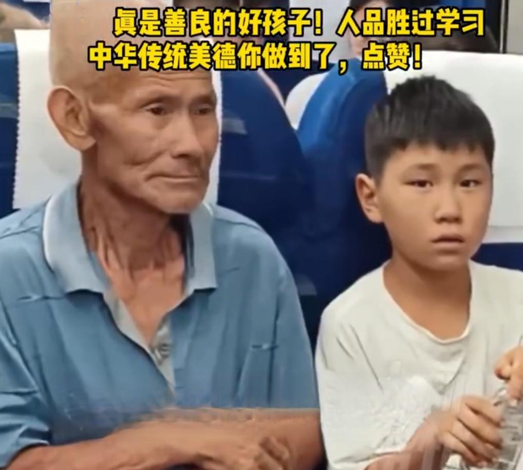 公共交通工具满座时，看到年迈老人无处可坐、默默蹲在地上，你会怎么做？
 
8月6