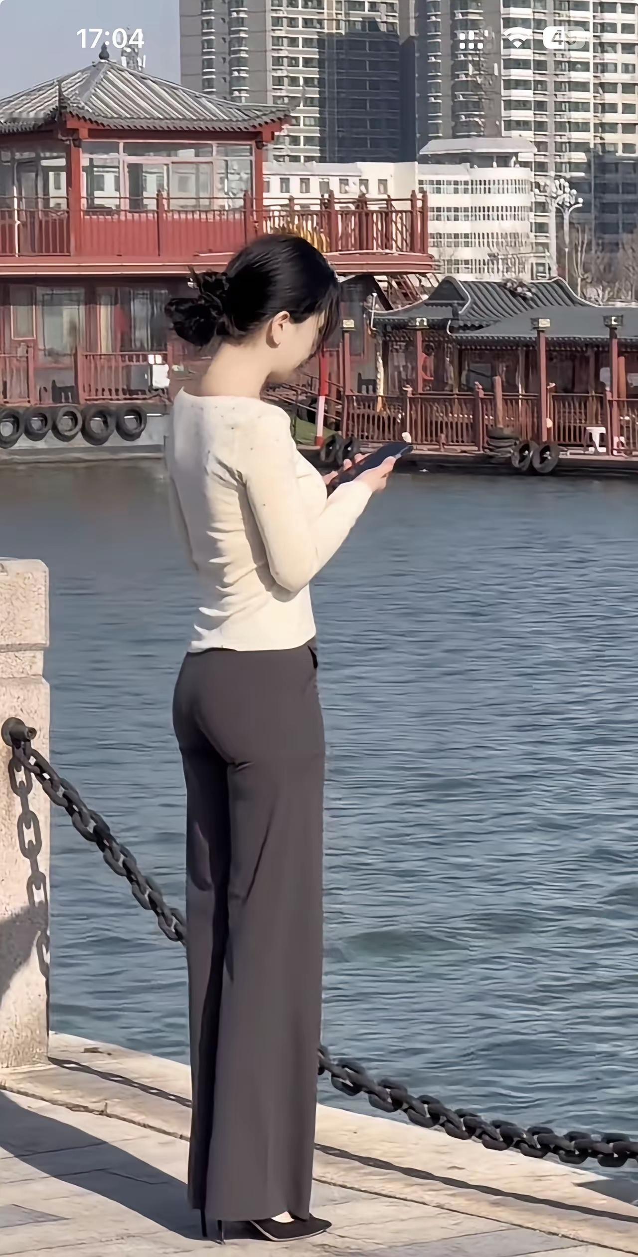 静看水波心自闲，手机轻触意悠然。