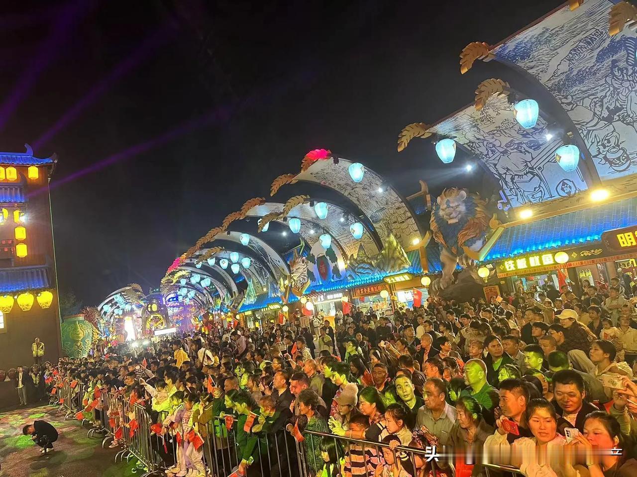 泸州，这是在看什么呢？大家一起！山河明月醉酒城。#你敢来泸州吗# #你敢来泸州吗