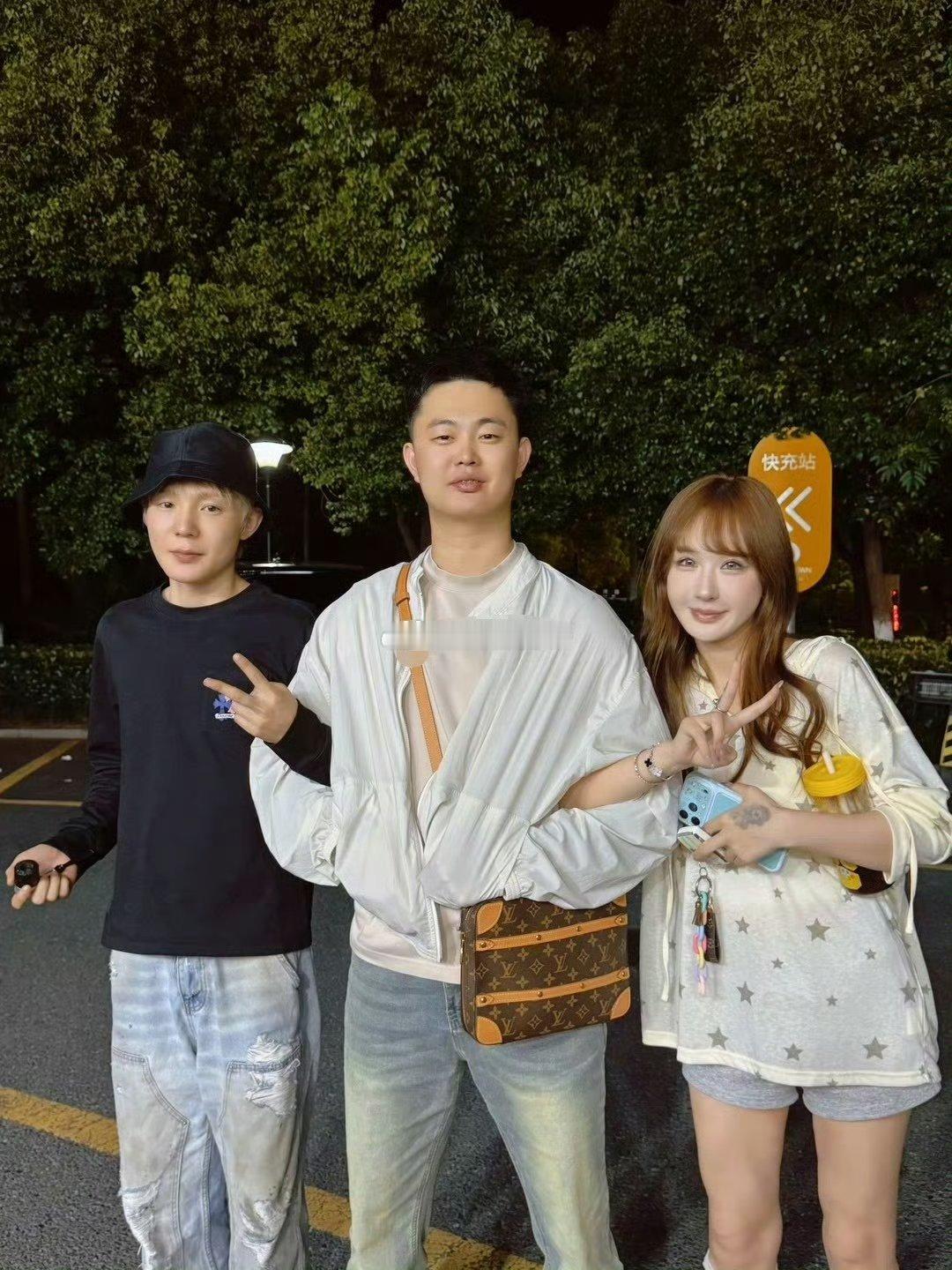 巴扎黑高迪大美小聚，有众多好朋友的宽慰，希望巴扎黑早日走出阴霾！ 巴扎黑：无人扶