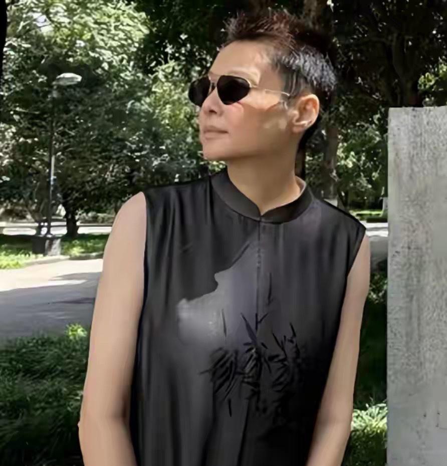 近日，大病初愈的袁立和丈夫出现在苏州大学，瘦了好多。
自嘲说：瘦下来的我，有点像