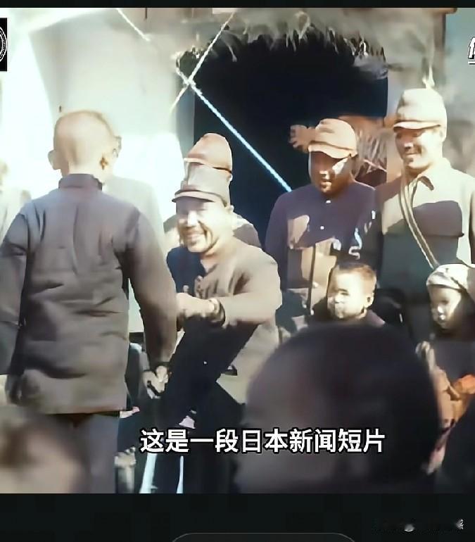 一个日本老鬼子抓着一个小孩的手，故意弄出一副嘘寒问暖的样子，这是它们在摆拍，来宣