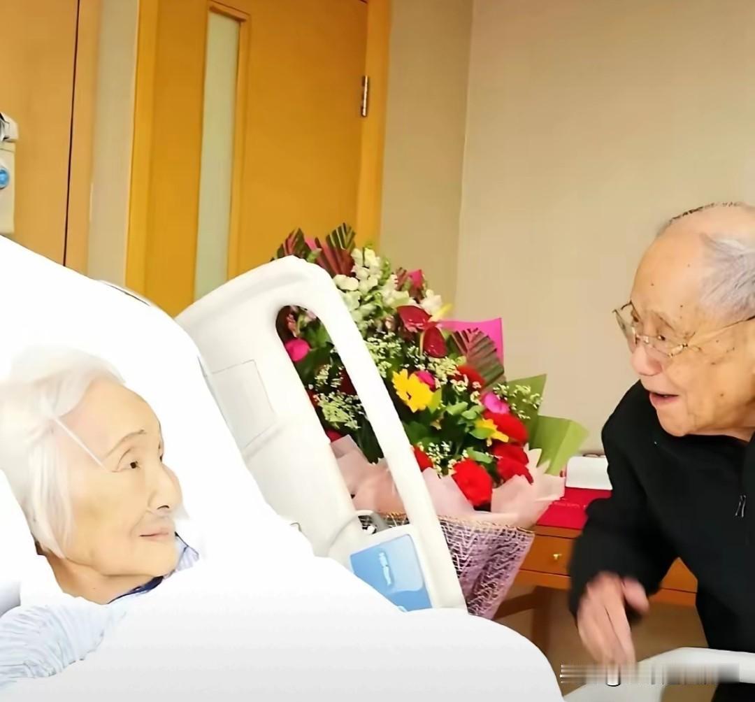 这是李佩先生生前最后的珍贵影像。病榻之上，先生身形清瘦、白发苍苍，眉眼间却依旧透