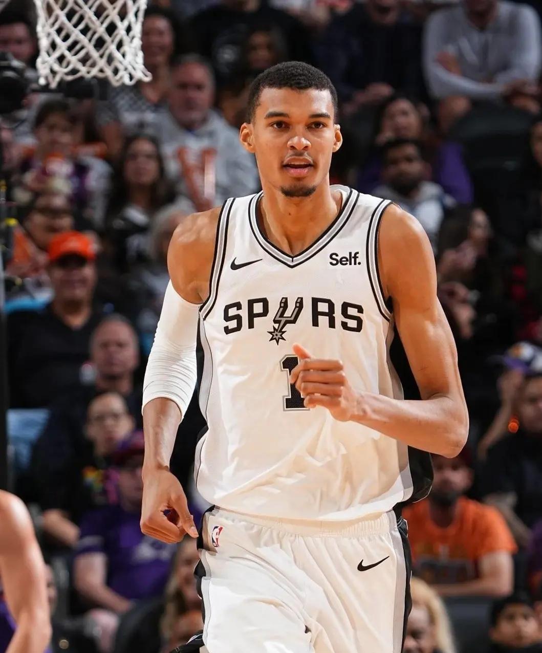 文班亚马疑遭马刺队嫌弃“年轻”，NBA总决赛中，文班亚马多次在关键时刻出现致命失