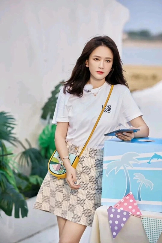 陈乔恩47岁状态47岁的陈乔恩真的美到犯规！状态好得让人不敢相信，笑容明媚灵动，