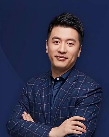 张雪峰曾一句话点醒无数人：

“你若不努力学习，一旦落入社会底层，和一群没有素质