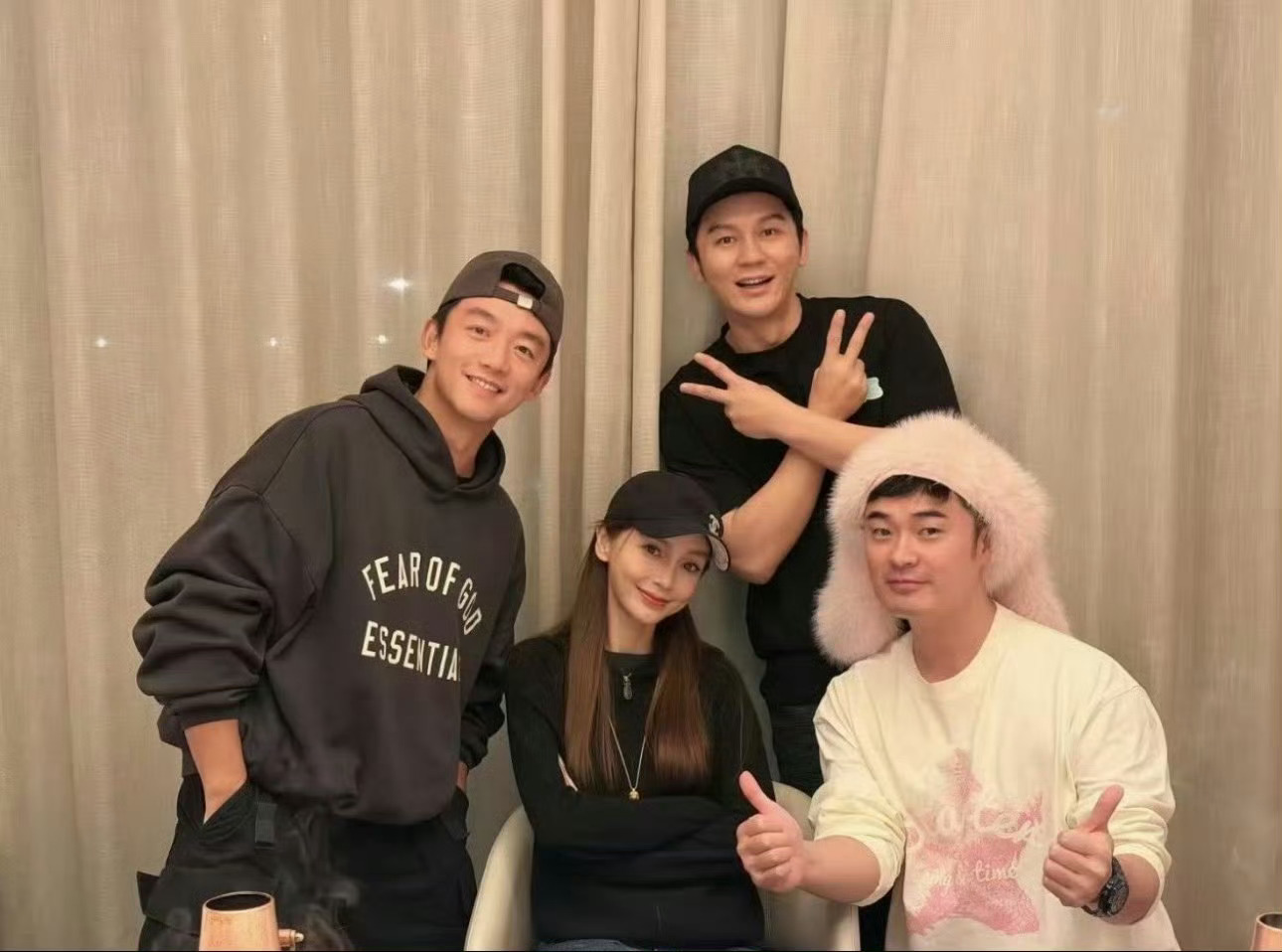 Angelababy郑恺陈赫李晨合影梦回当年怀念初代跑男，永远怀念伐木累