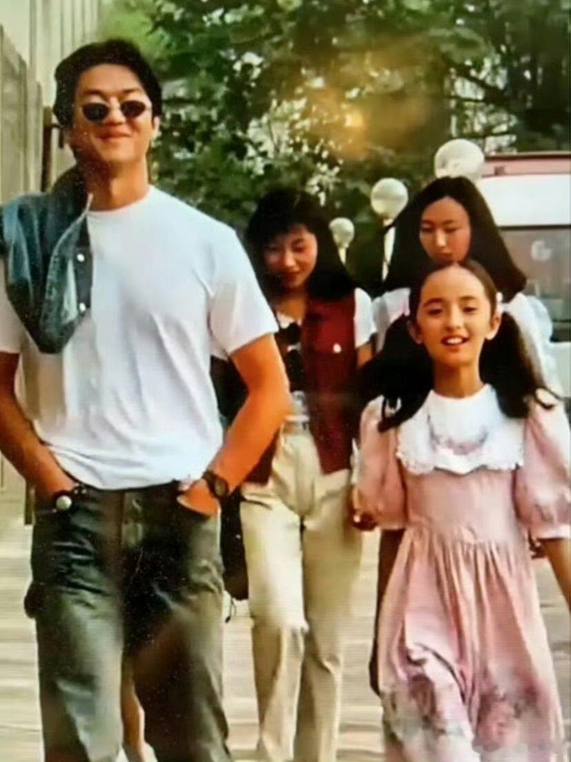 杨幂李亚鹏合照 怀旧感拉满的同框！小杨幂为角色牺牲颜值贴假牙，却依旧可爱爆棚，李