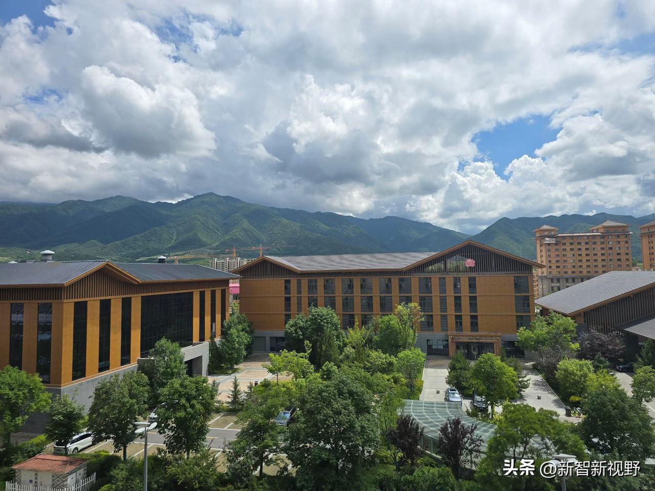 山景中的现代建筑，真美！雅致建筑 自然风建筑 山水之间的塔楼 风景里的建筑 湖边