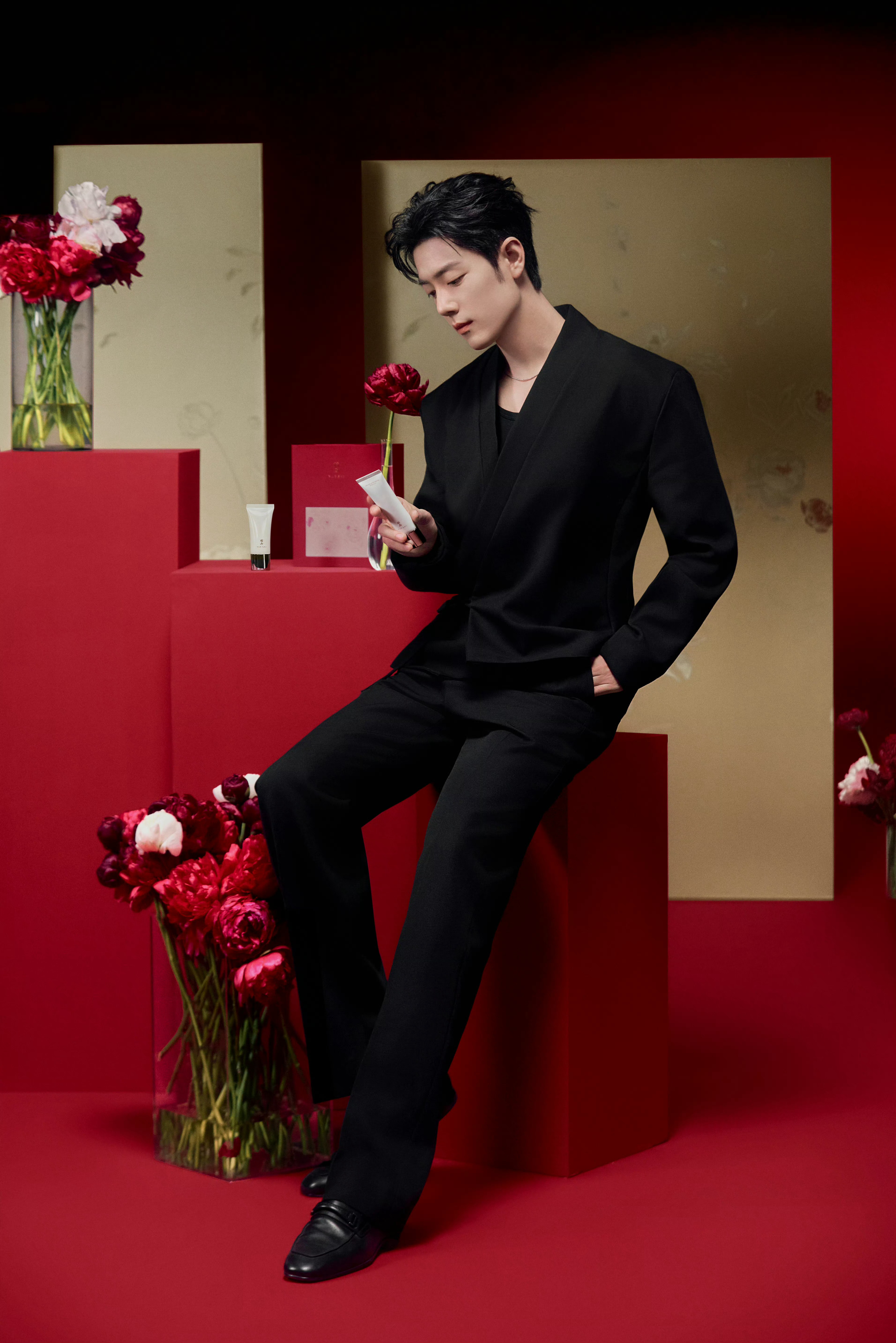 肖战 in YUESAI 🌺✨  温润如玉的俊逸气质，携一支芍药入画，感受明媚