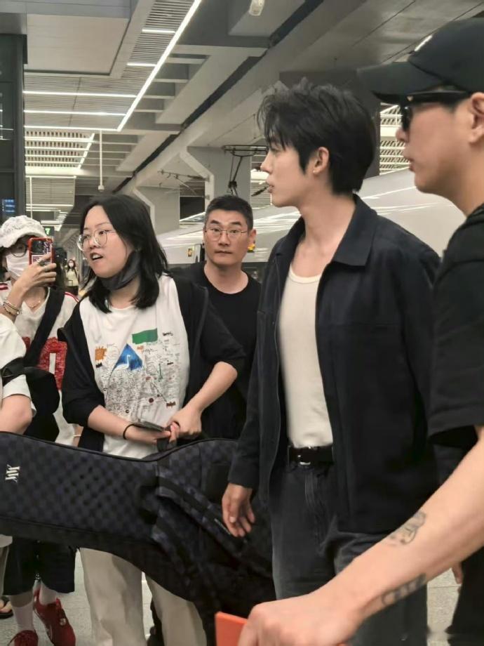 路人高铁站偶遇 于适了 ！帅哥素颜生图照样很能打，这身材真的太棒了 ​​​