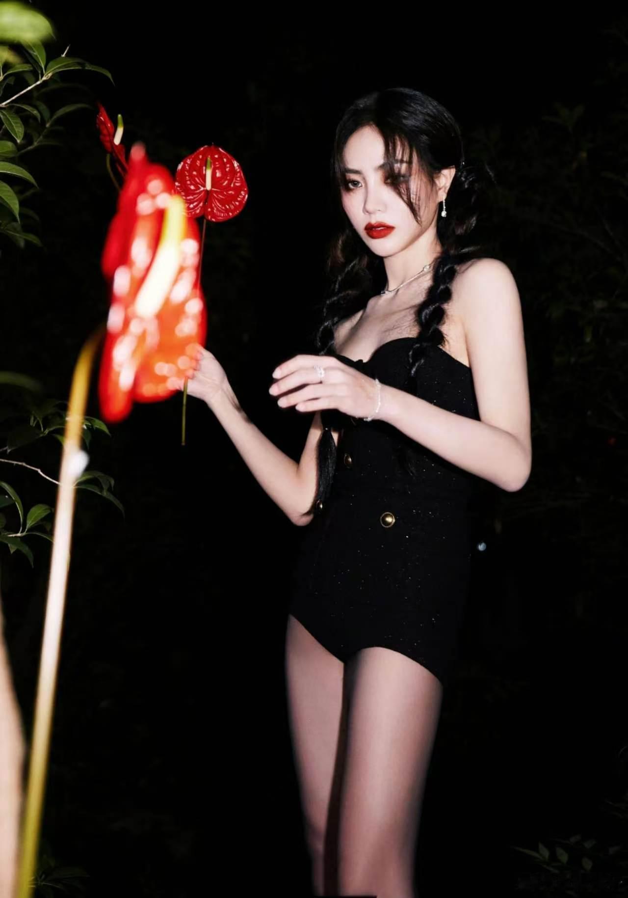 谢可寅天塌下来有谢可寅的腿顶着每次舞台回看都沦陷在谢可寅颜值身材里，笔直长腿优化