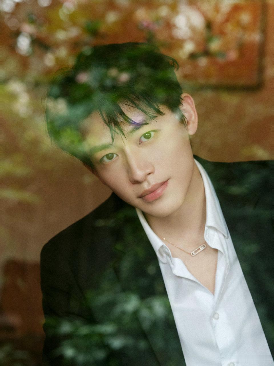 辛云来回归现代人了辛云来腾讯视频金鹅荣誉出发图🈶配文：“回归现代人第一天”，哈