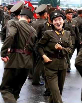 全世界都想不通的军事奇迹！一个人口只有2500万、还没中国一个大省多的国家，被全