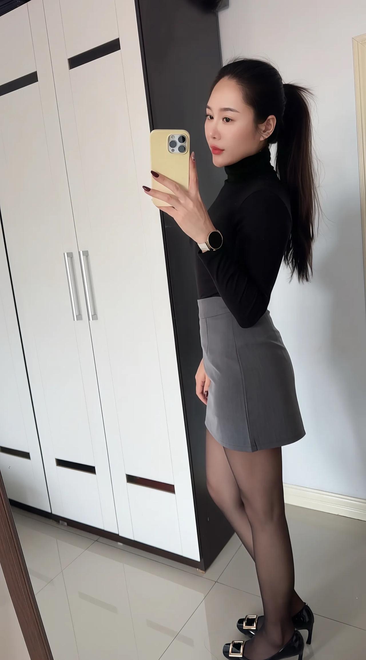 优雅黑裙穿搭，自信自拍时刻💄✨