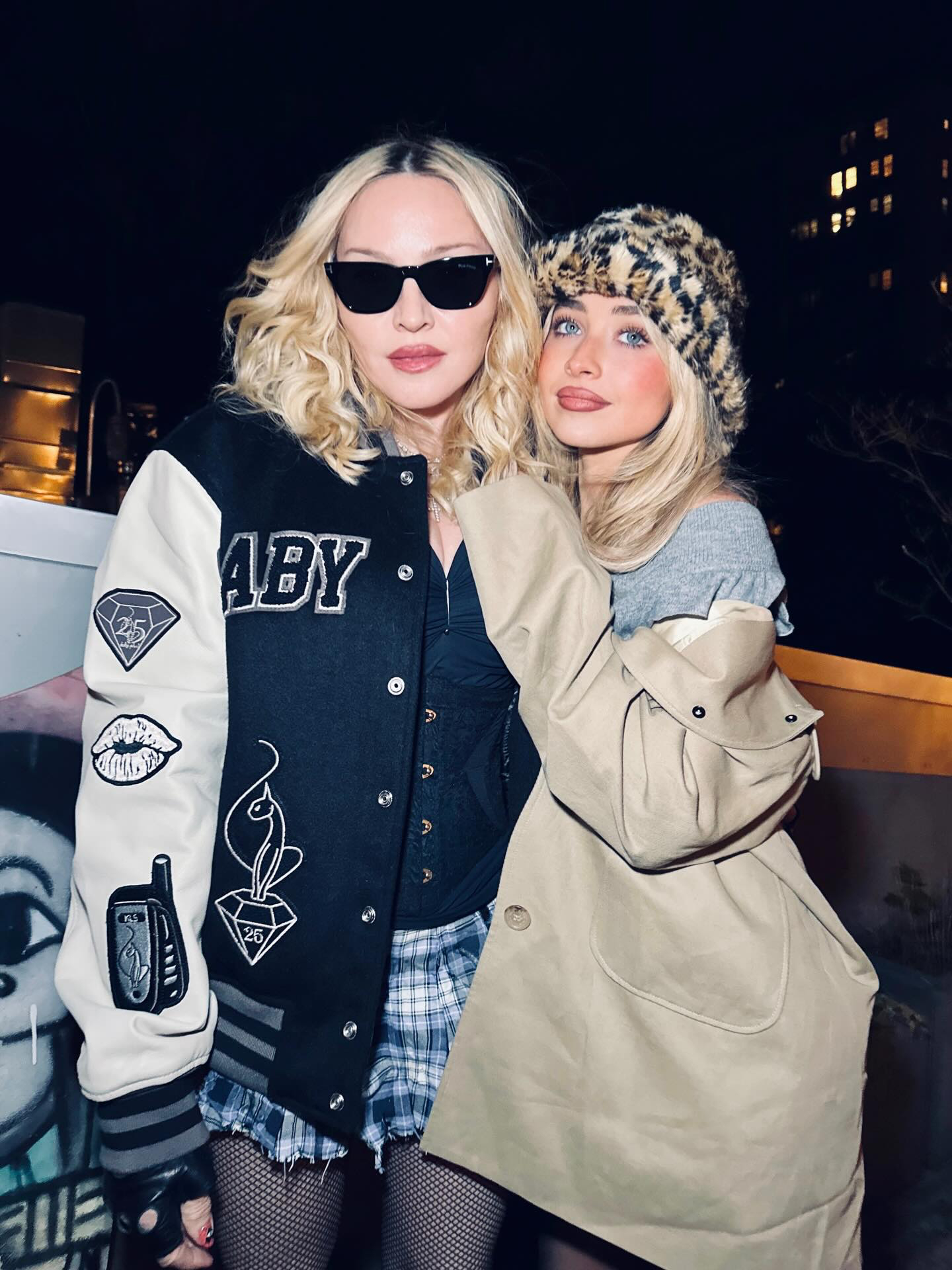 Sabrina Carpenter 发布与 Madonna 合作美照： 