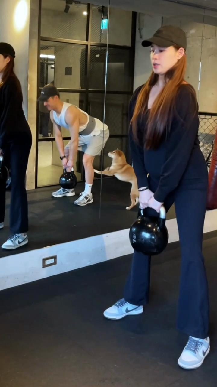 欧阳妮妮挺孕肚健身  欧阳妮妮孕期健身视频  欧阳妮妮挺孕肚健身，自律的辣妈 