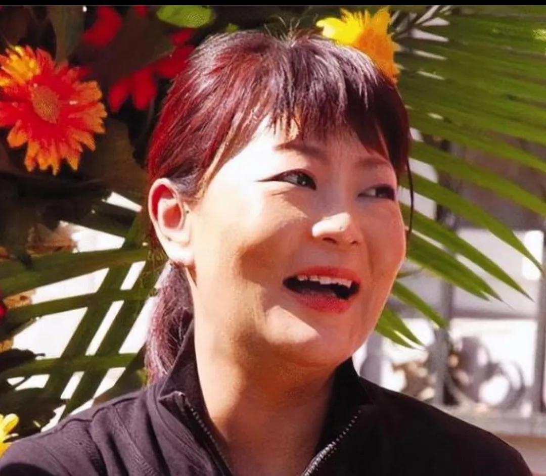 杨蕾参与的小品《清官难断家务事》在网络上引发热议。这部由郭达、杨蕾、石富宽三位实