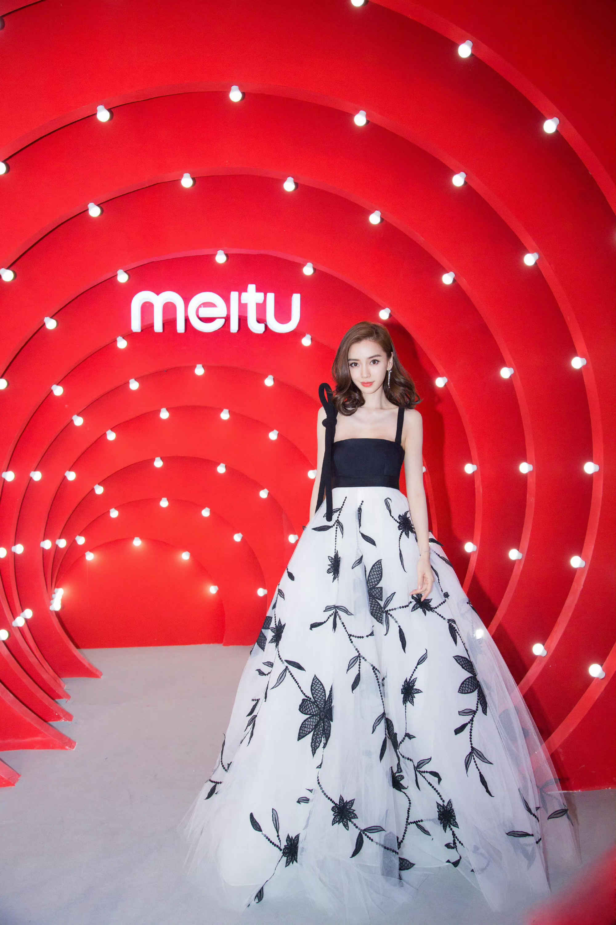 angelababy angelababy 玫瑰送你才浪漫，日落和你才好看𝓡?