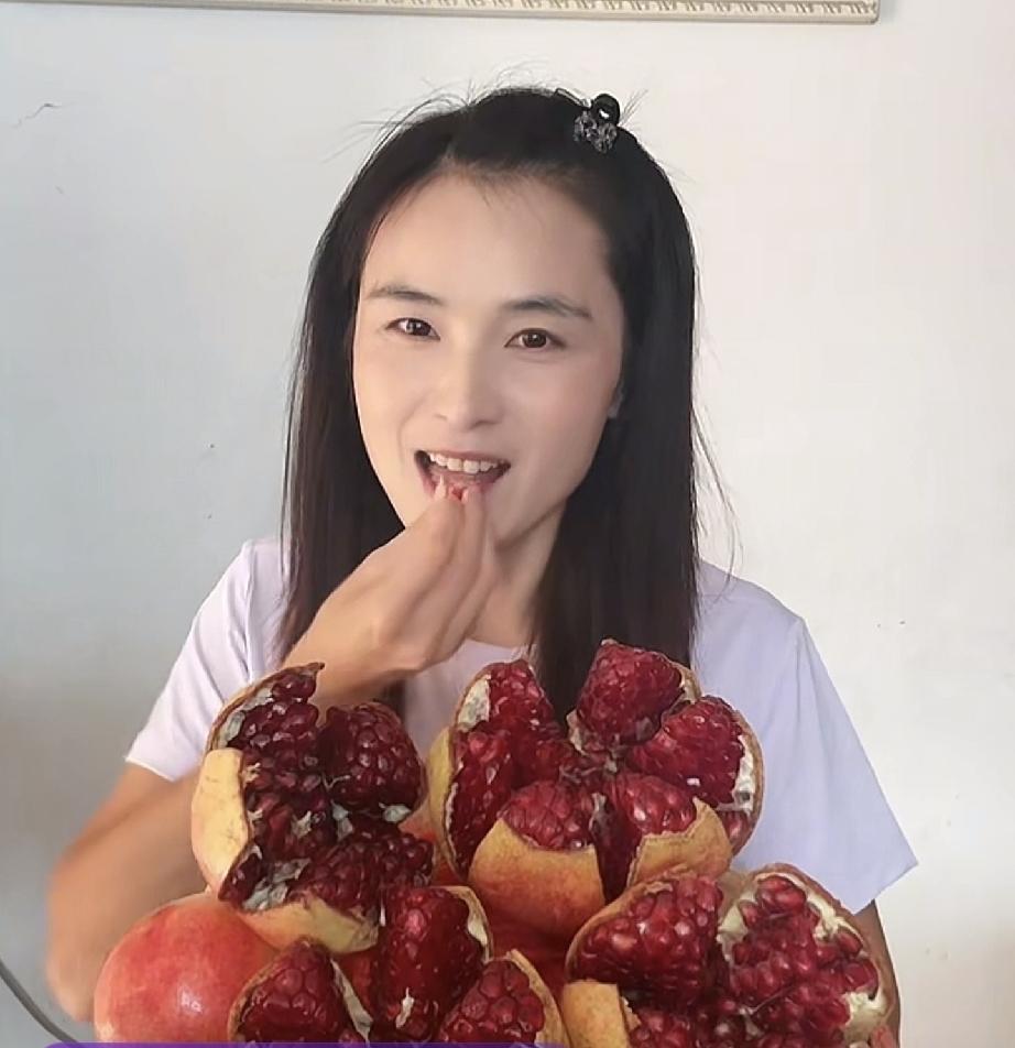 瑾汐在贵州家里直播卖石榴
瑾汐说她卖的石榴和厉怀远不是一个商家

今天瑾汐开直播