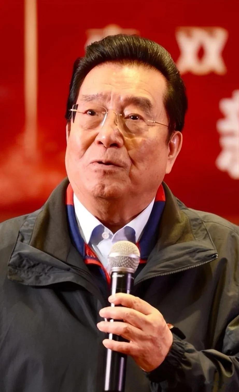 小品演员黄宏，一次演出晚归，刚走进小区，正巧碰见李双江和孟鸽，黄宏赶紧打招呼:这