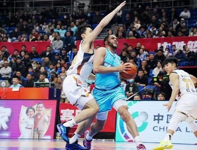 青岛男篮战胜同曦男篮CBA常规赛，青岛男篮99-88击败南京同曦，迎来三连胜，目