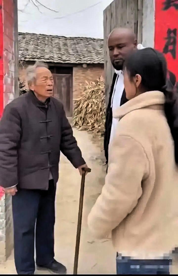 八年不联系父母的女儿突然回家
还带着丈夫登门
老父亲为何直接拒之门外？

刷到广