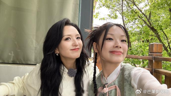 #何洁万妮达熊大熊二#好喜欢看何洁万妮达的互动，简直又被她们可爱到啊，不得不称赞