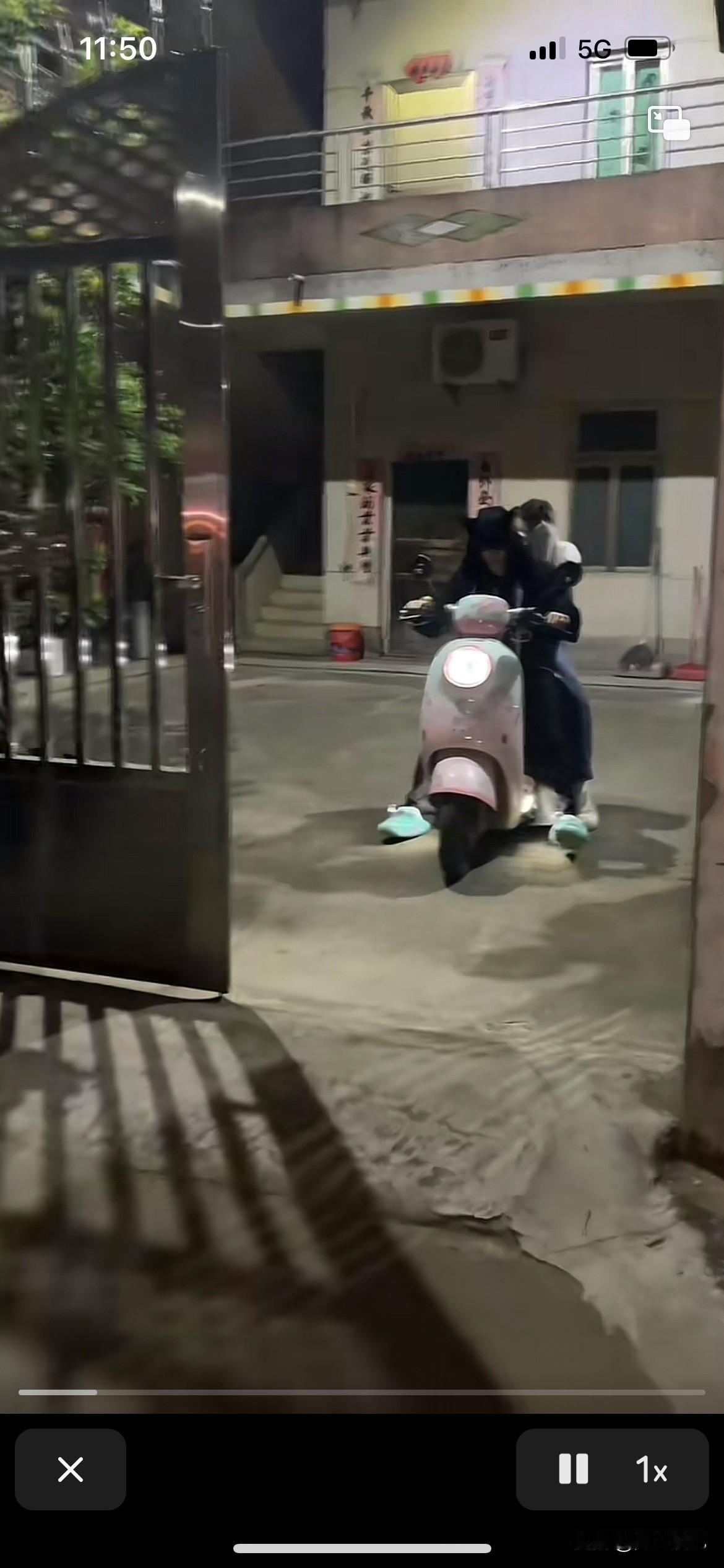 全红婵的粉丝也是无法无天了，做得太过份了，大晚上还守在全红婵家，不给人家自由，这