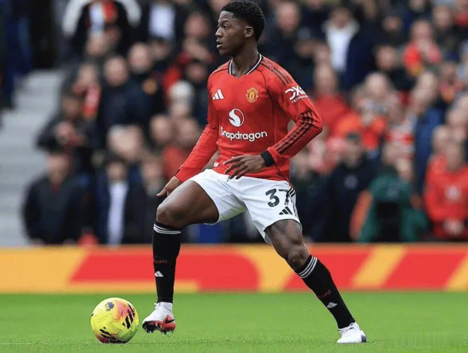 据《曼彻斯特晚报》的消息，曼联预计将在今年夏季转会窗重点补强中场及左边锋位置。尽