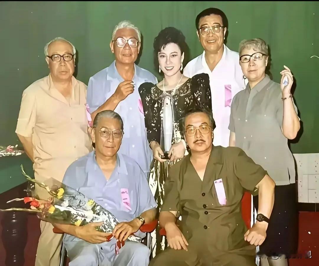 后排就认得出艺术家刘江，明眸善睐，温婉如莲的王馥丽，还有和蔼可亲的田华老师。前排