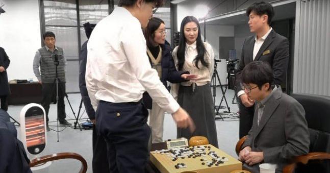 棋圣聂卫平女儿怒怼不陪你们玩了 1月23日，柯洁在LG杯决赛中因提子未放入棋盒盖